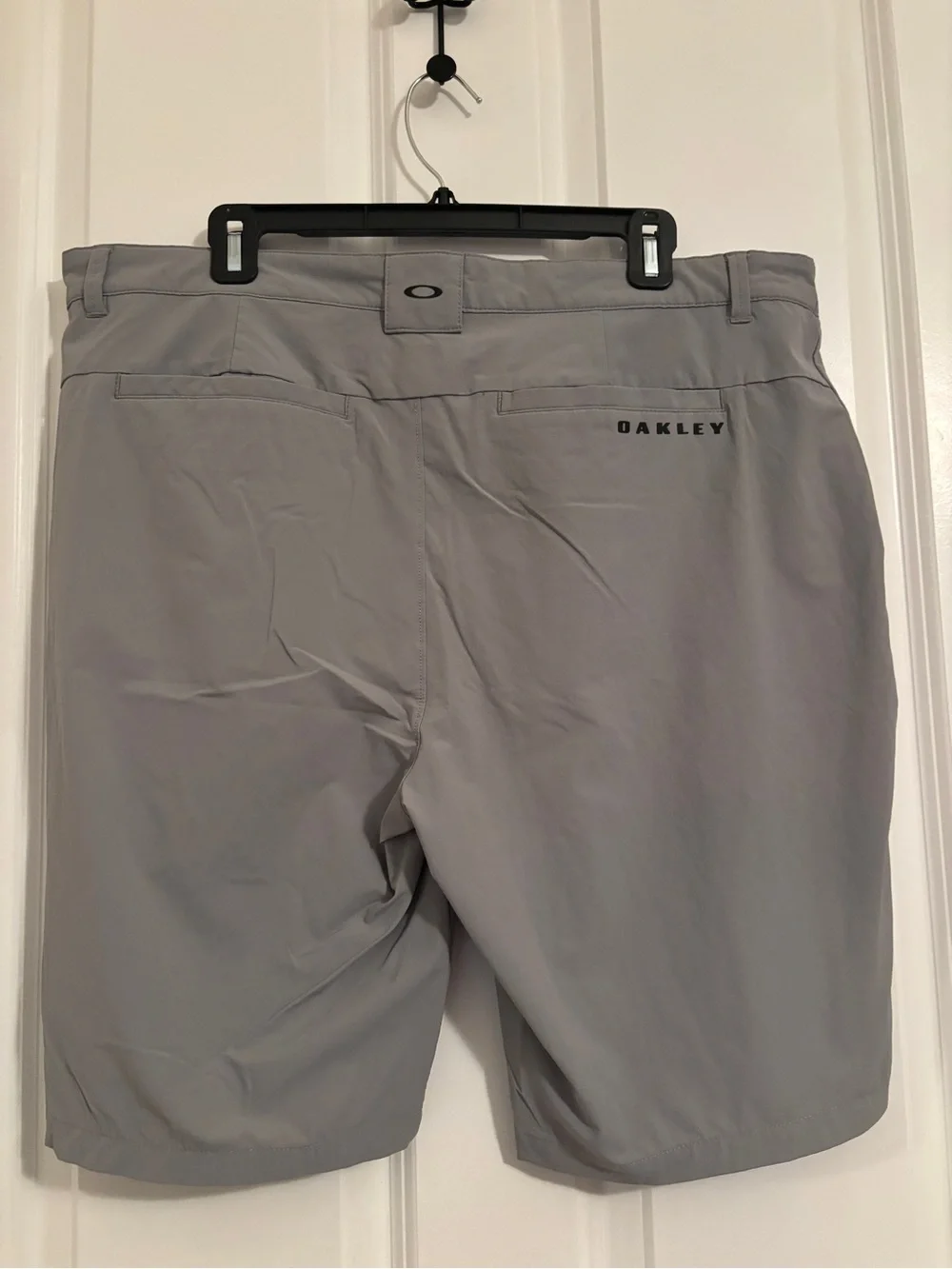 Oakley Men's Light Gray Flat Front Golf Shorts. Size 38. Regular Fit. Pockets
